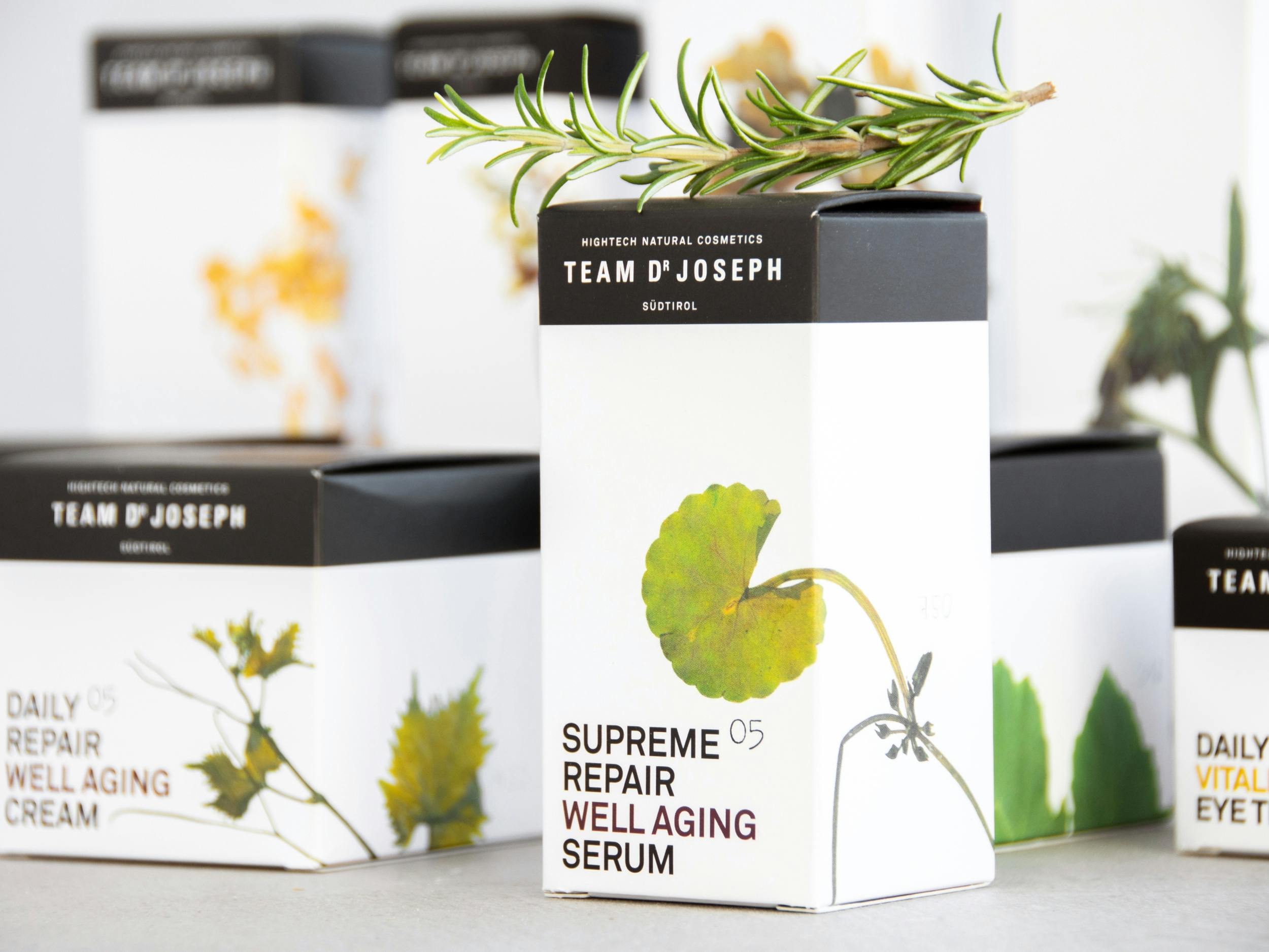 Das Team Dr Joseph Produktsortiment mit minimalistischen Packagings mit verschiedenen getrockneten Blumen darauf © gobiq