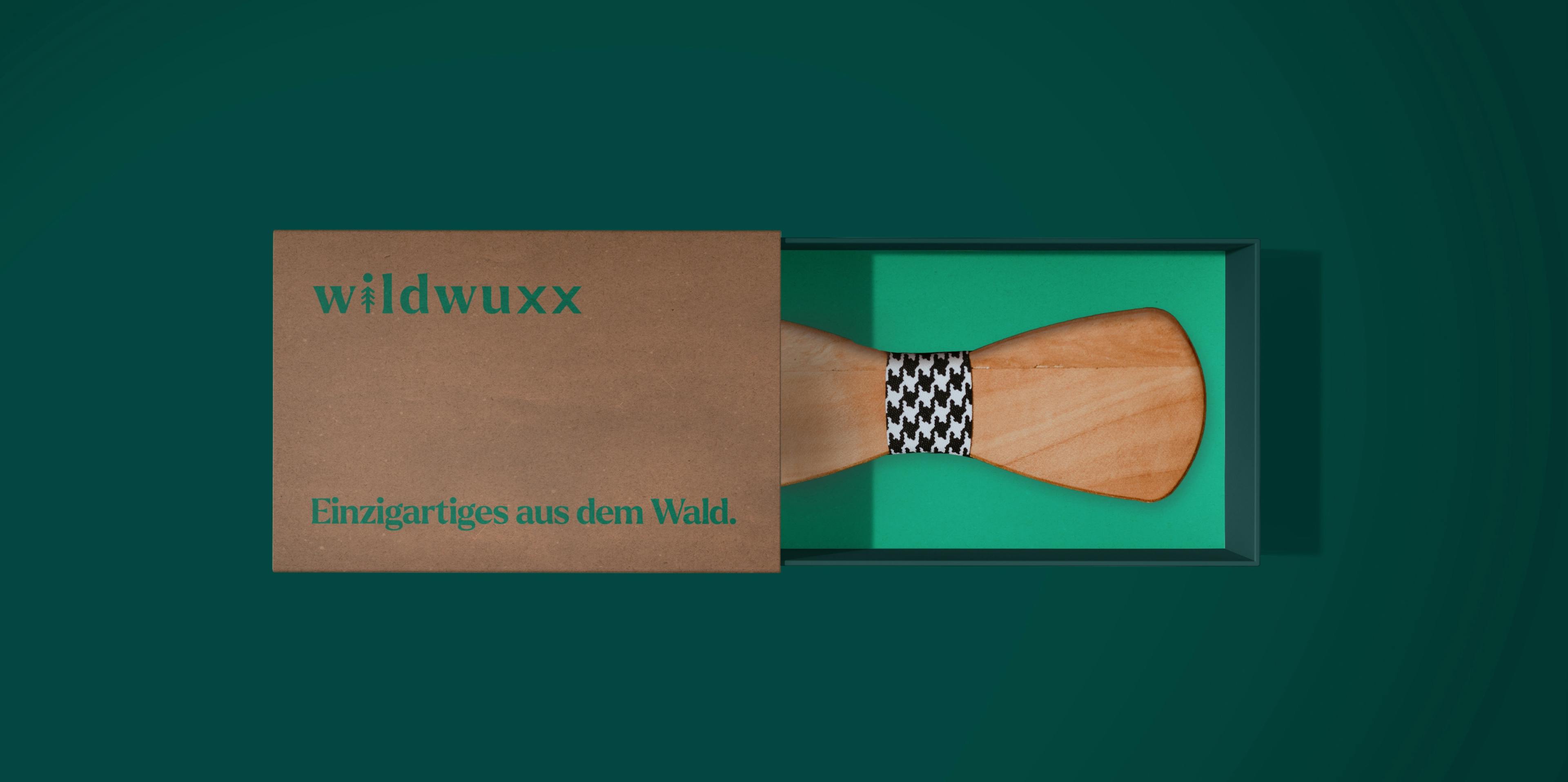 wildwuxx Holzfliege liegt in einem hochwertigen Schuber aus Naturpapier © good matters