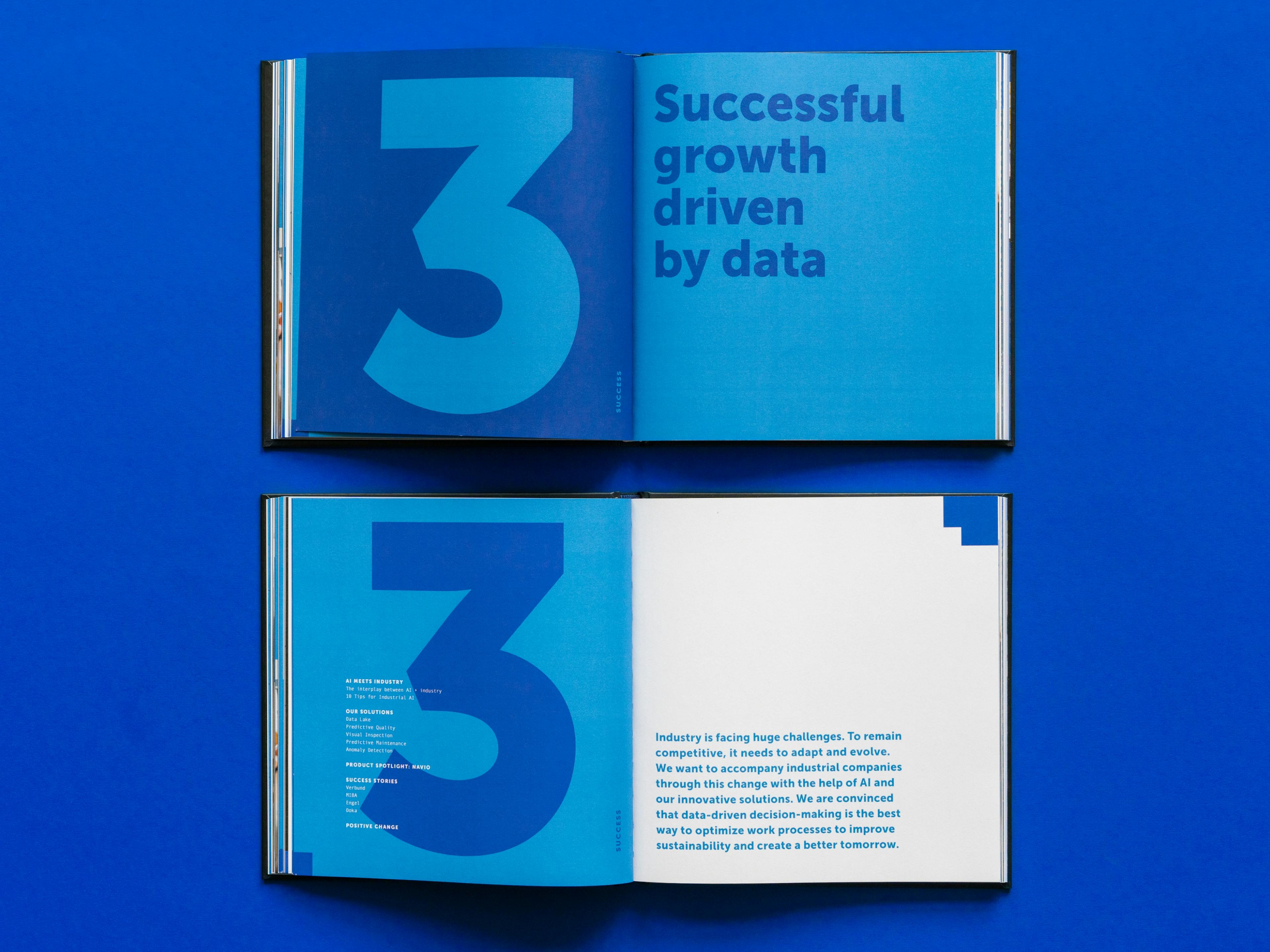 2 Doppelseiten des Intros Kapitel 3 mit der Headline: Successful growth driven by data, verschiedene Blautöne © goodmatters