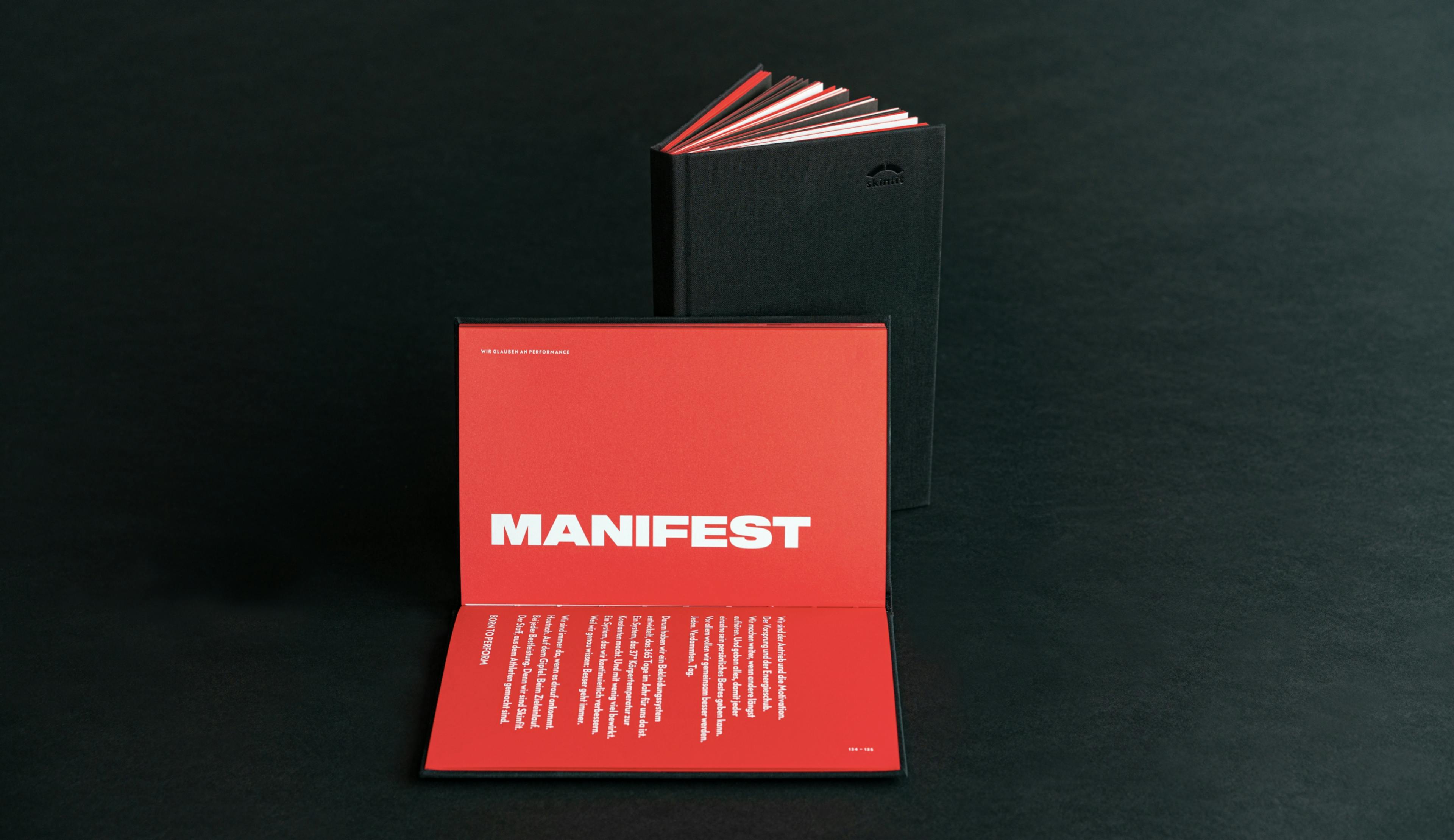 Foto skinfit brandbook auf schwarzem Hintergrund mit einer offenen Seite des Manifests © gm gobiq